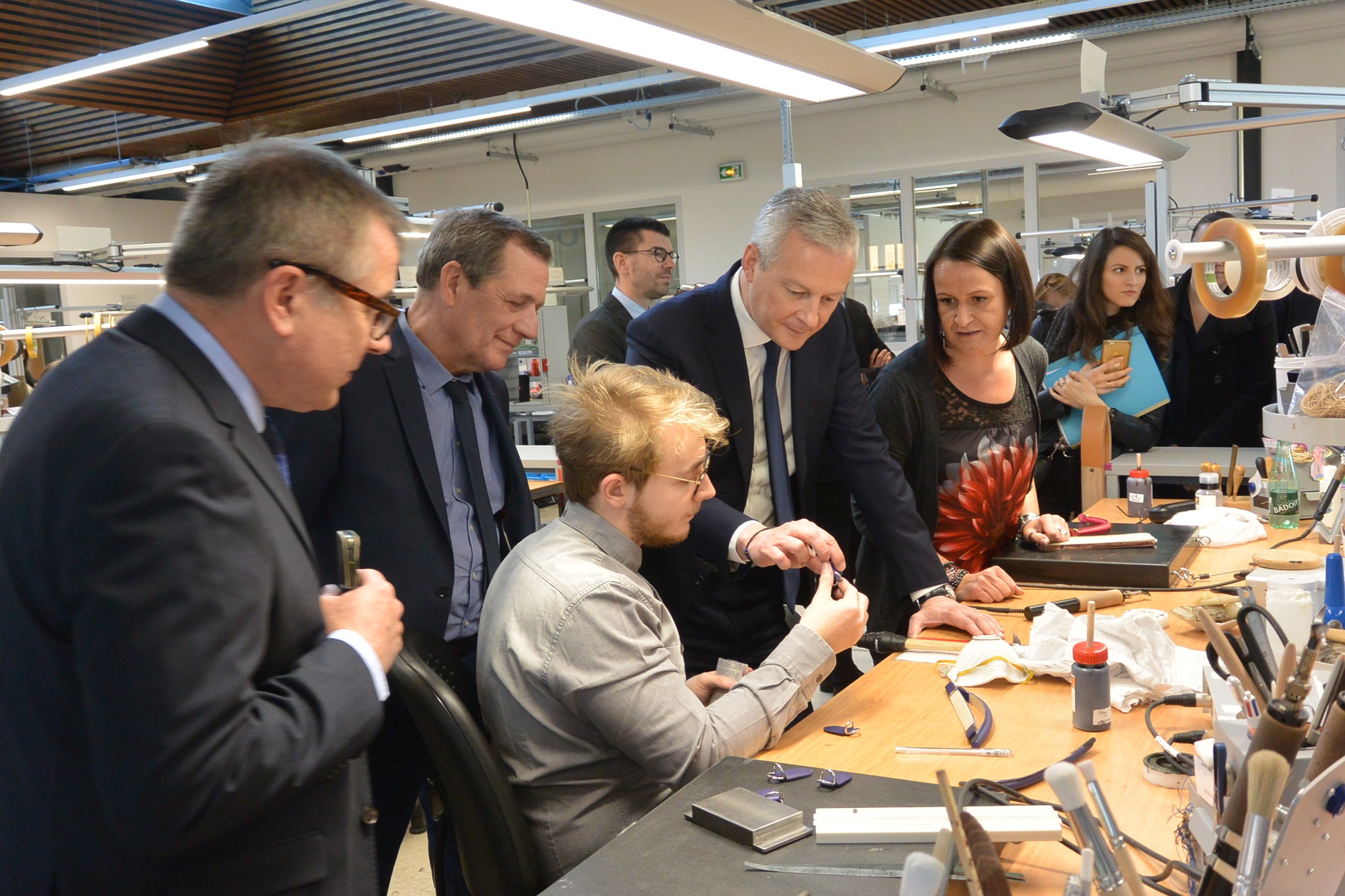 Le ministre de l'Economie, Bruno Le Maire, en visite dans les ateliers d'Hermès à Allenjoie, avec les élus du Pays de Montbéliard. (Photo Pierre-Yves Ratti)