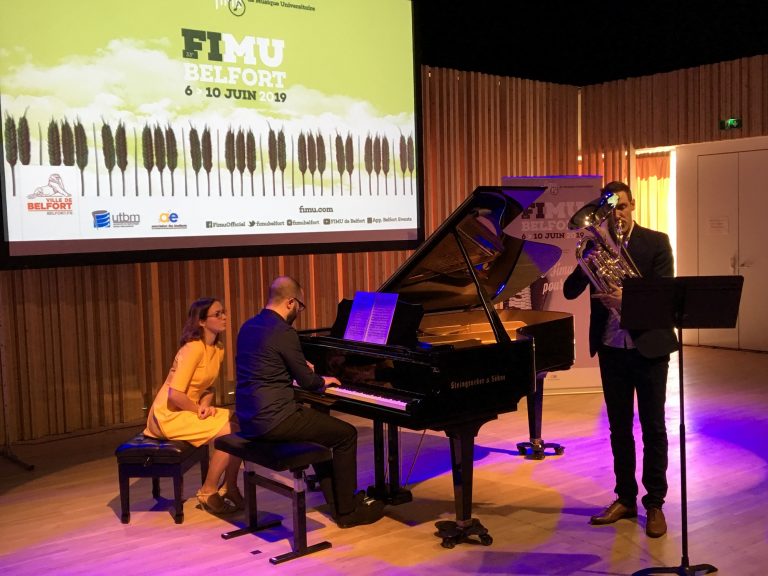 Le Fimu 2019 aura le piano comme fil rouge. A l'issue de la conférence de presse de présentation, ce mardi matin, un duo pour mettre dans l'ambiance. (Photo Pierre-Yves Ratti)