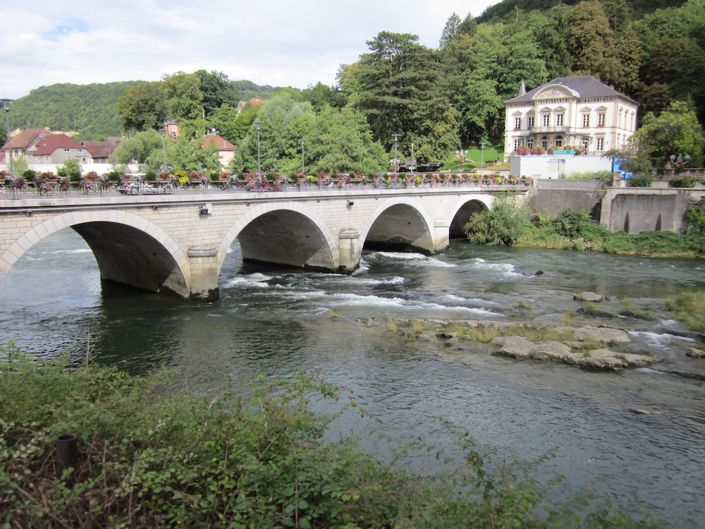 Pont-de-Roide_-_le_Doubs_et_la_mairie