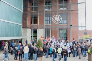 La direction a reçu une délégation de l'intersyndicale en début d'après-midi, après avoir écouté les griefs des salariés vers 9h45, devant le siège de GE à Belfort.