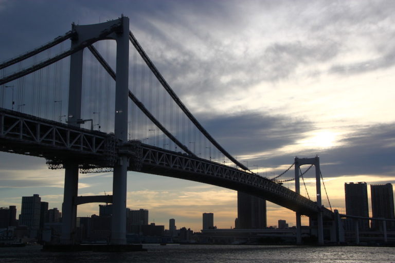 Rainbow bridge, dans la baie de Tokyo. Les Jeux olympiques de Tokyo sont annulés à cause de la pandémie du nouveau coronavirus.