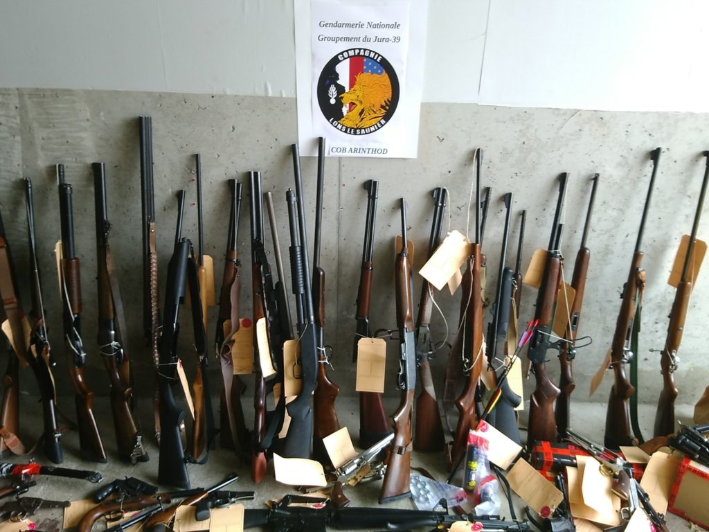 Une grenade, 25 fusils, 36 armes de poings ou encore 88 couteaux de survie: la gendarmerie du Jura a découvert un véritable "arsenal" dans la maison d'un octogénaire à Arinthod