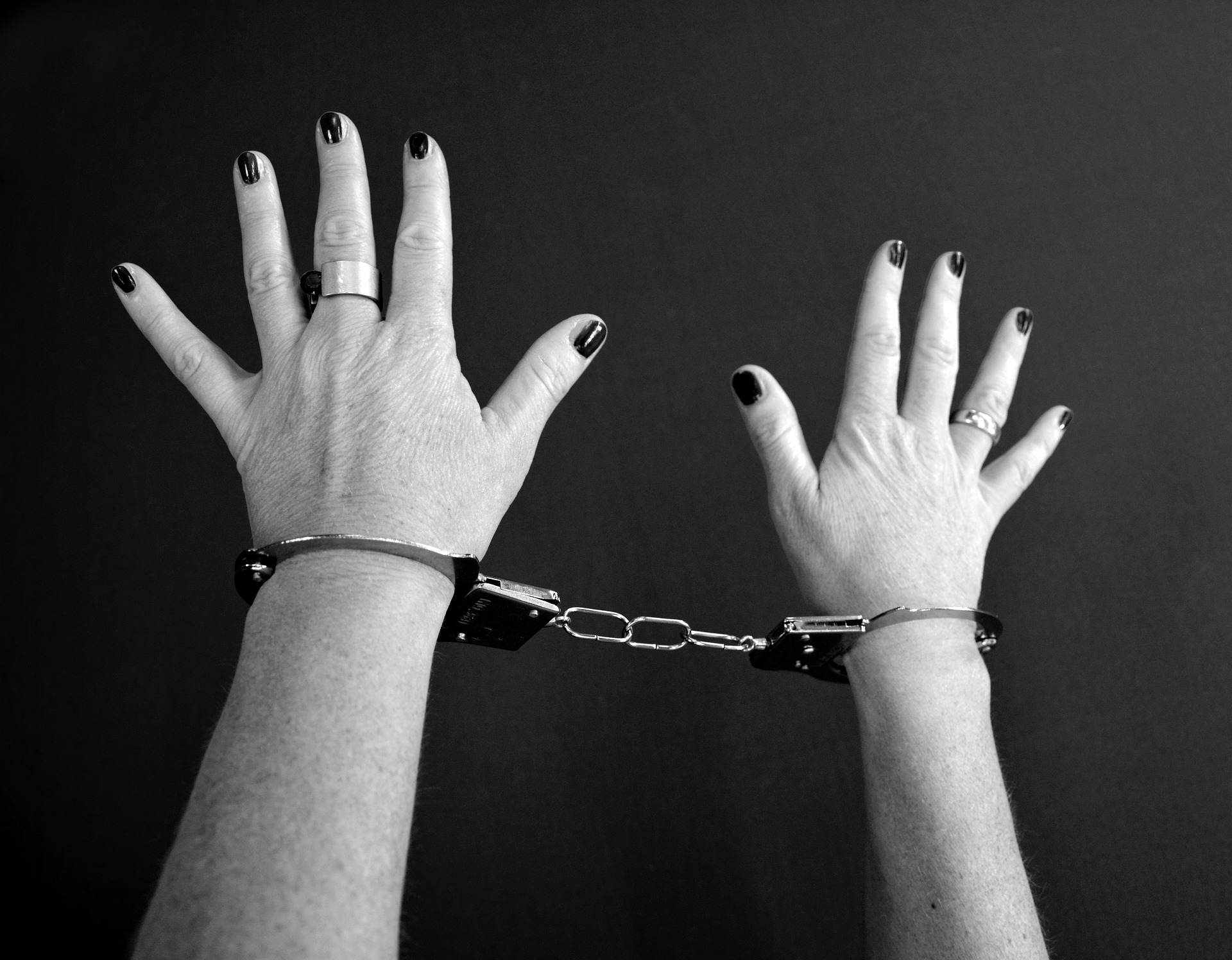 Une femme a été interpellée : elle est soupçonnée d'avoir passé un contyrat pour faire assassiner son mari. Image par Klaus Hausmann de Pixabay