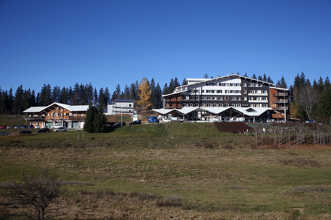 Décès d'un ancien médecin de l'équipe de France après un accident de saut à ski, à Prémanon, dans le Jura.