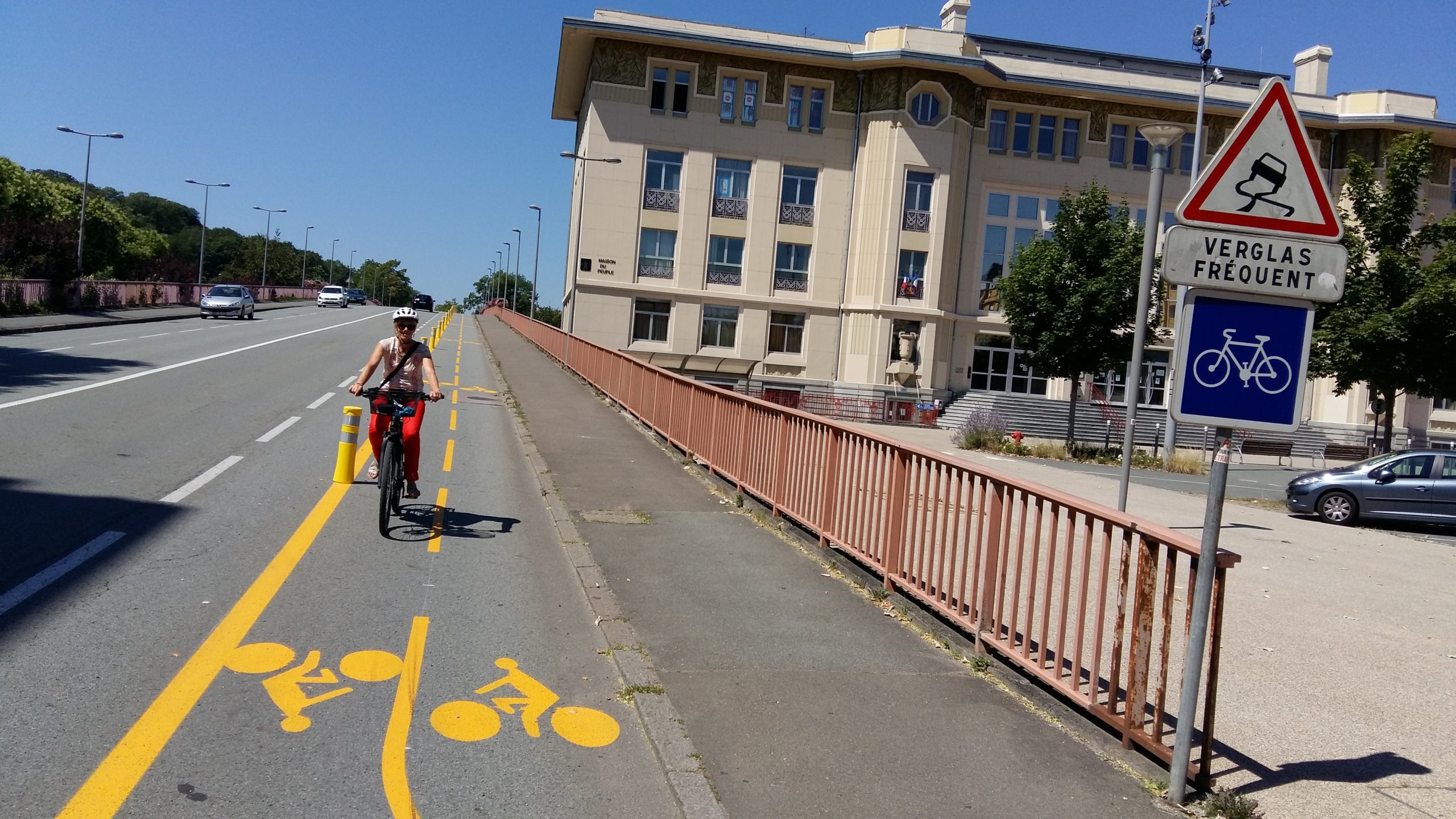 la mairie de Belfort teste deux pistes cyclables, notamment au pont Legay, témoignant d'une politique volontariste pour les vélos