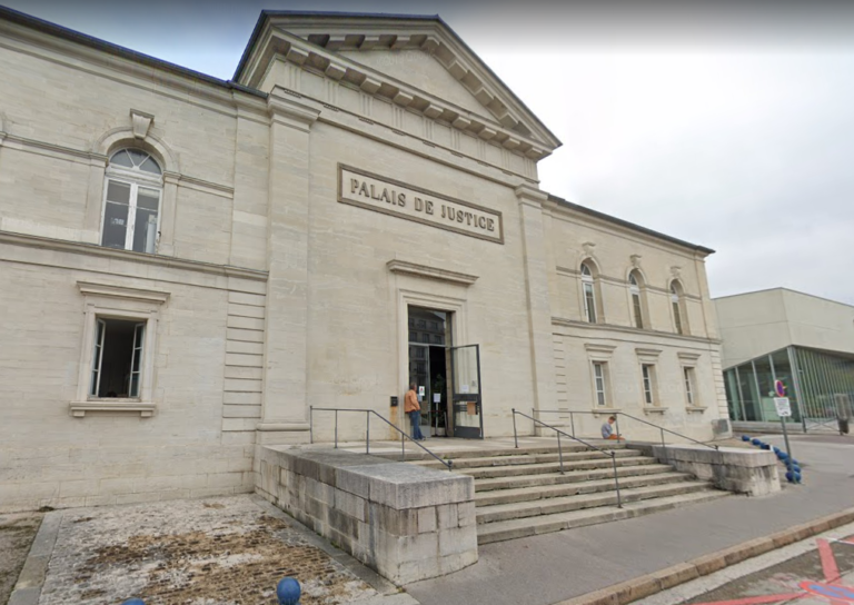 Deux hommes de 39 et 58 ans opposés au déploiement de la 5G pour des raisons environnementales ont été condamnés lundi à 3 et 4 ans de prison ferme pour avoir incendié une antenne-relais dans le Jura.