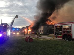 Une ferme de Bure a totalement brûlé ce mardi matin. Des pompiers de Delle ont aidé leurs collègues suisses.