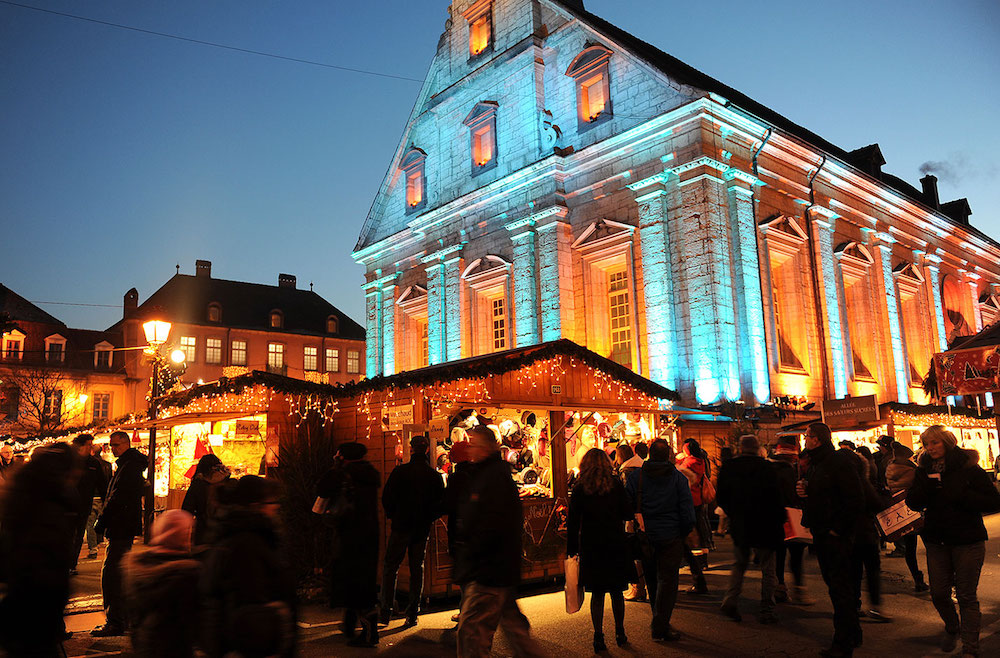Les Lumières de Noël de Montbéliard rassemble des centaines d'artisans dans un marché de Noël autour du temple Saint-Martin.