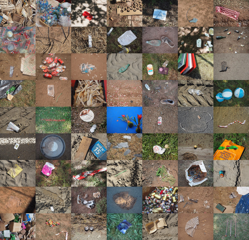 Mosaique de déchets sur le site des Eurockéennes de Belfort au Malsaucy