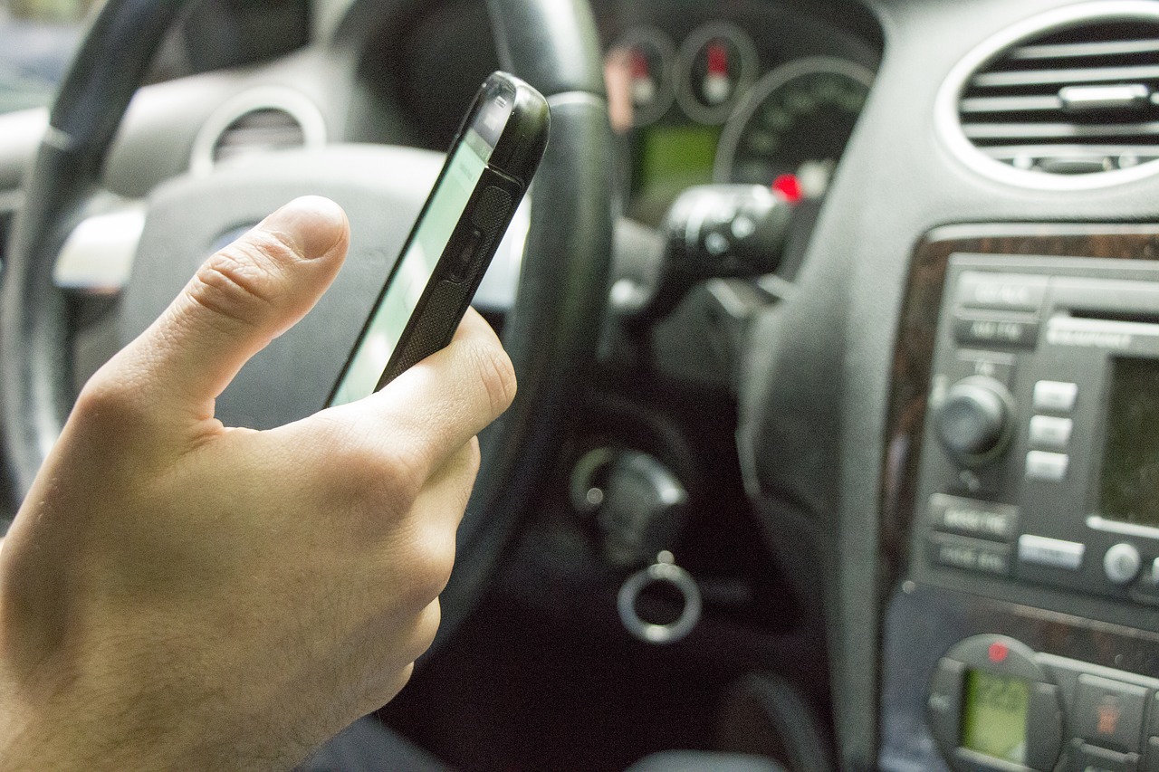 La réglementation prévoit à présent la suspension du permis de conduire si un contrevenant commet une infraction en tenant son téléphone portable.