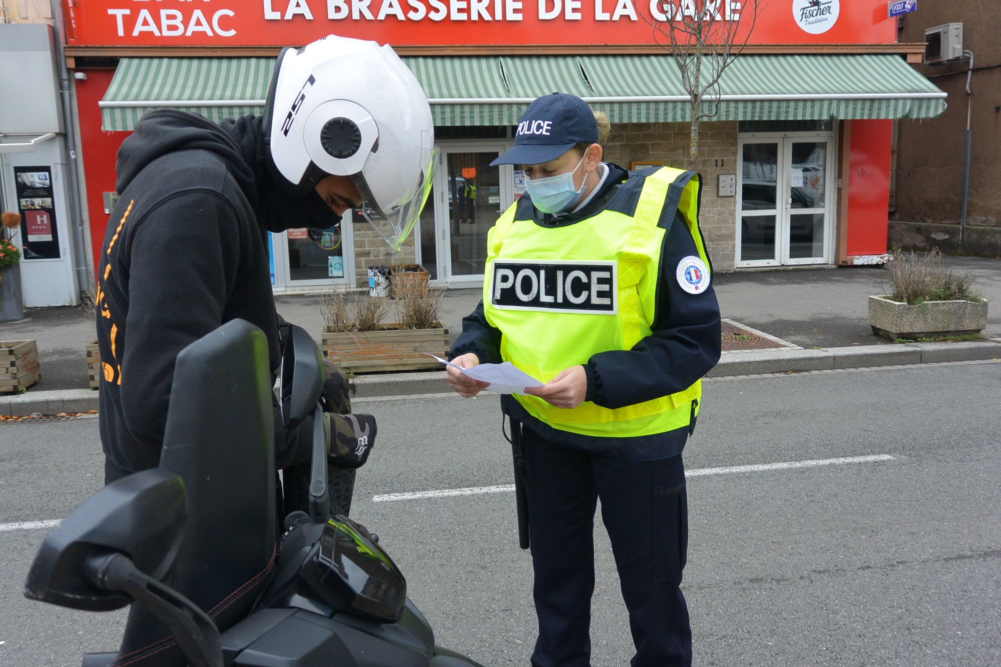 Premiers contrôles d'attestation devant la gare de Belfort, ce vendredi 30 octobre.