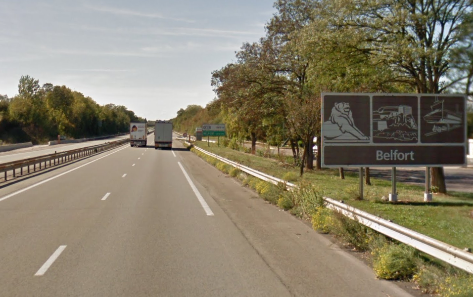 Des panneaux touristiques sur le bord de l'A36, dans le Territoire de Belfort.