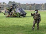 Au sol, les JTAC guident les tirs des aéronefs de combat