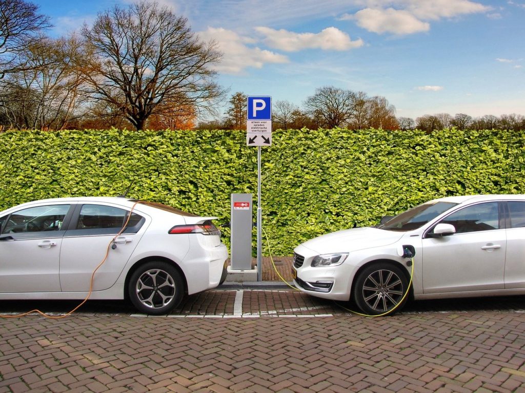 Prime à la transition, 1 000 euros pour une électrique d'occasion, et 100 000 bornes de recharge sur le territoire : le ministère de la Transition écologique a donné lundi un coup d'accélérateur au marché des voitures électriques.