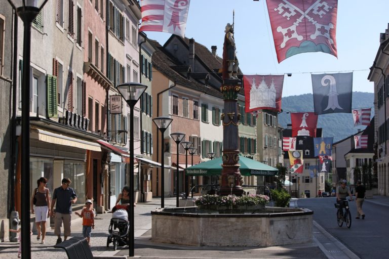 Fermeture des bars, restaurants et cafés à 22 h dans le Jura suisse