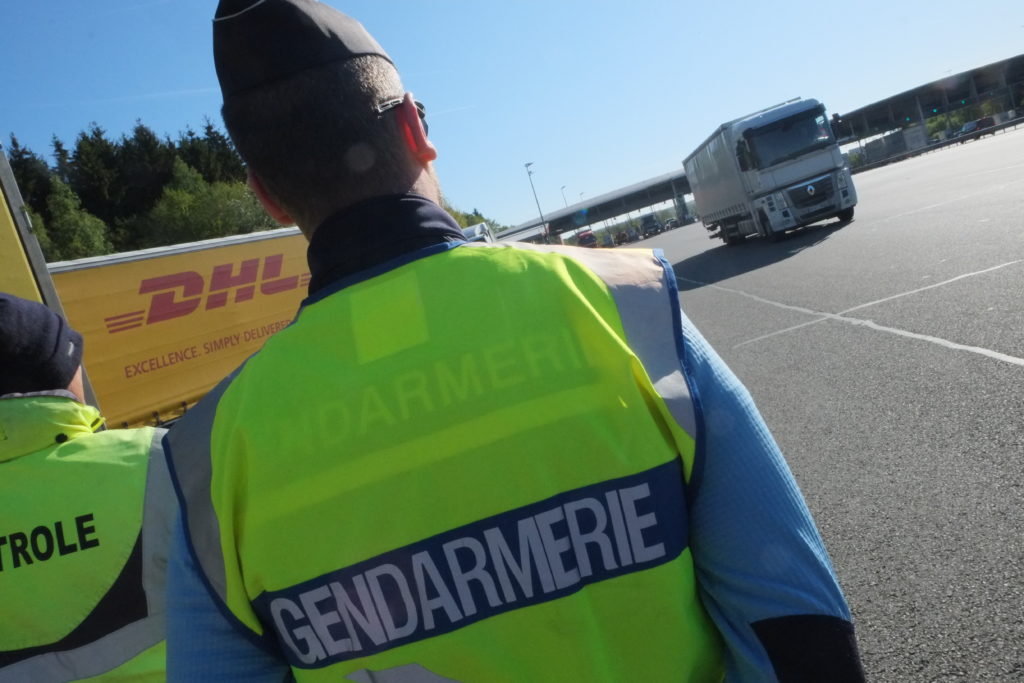 Un gendarme a été sérieusement blessé dans un accident, dimanche à Montbéliard, par un automobiliste qui avait pris la fuite après avoir refusé d'obtempérer à un contrôle routier,