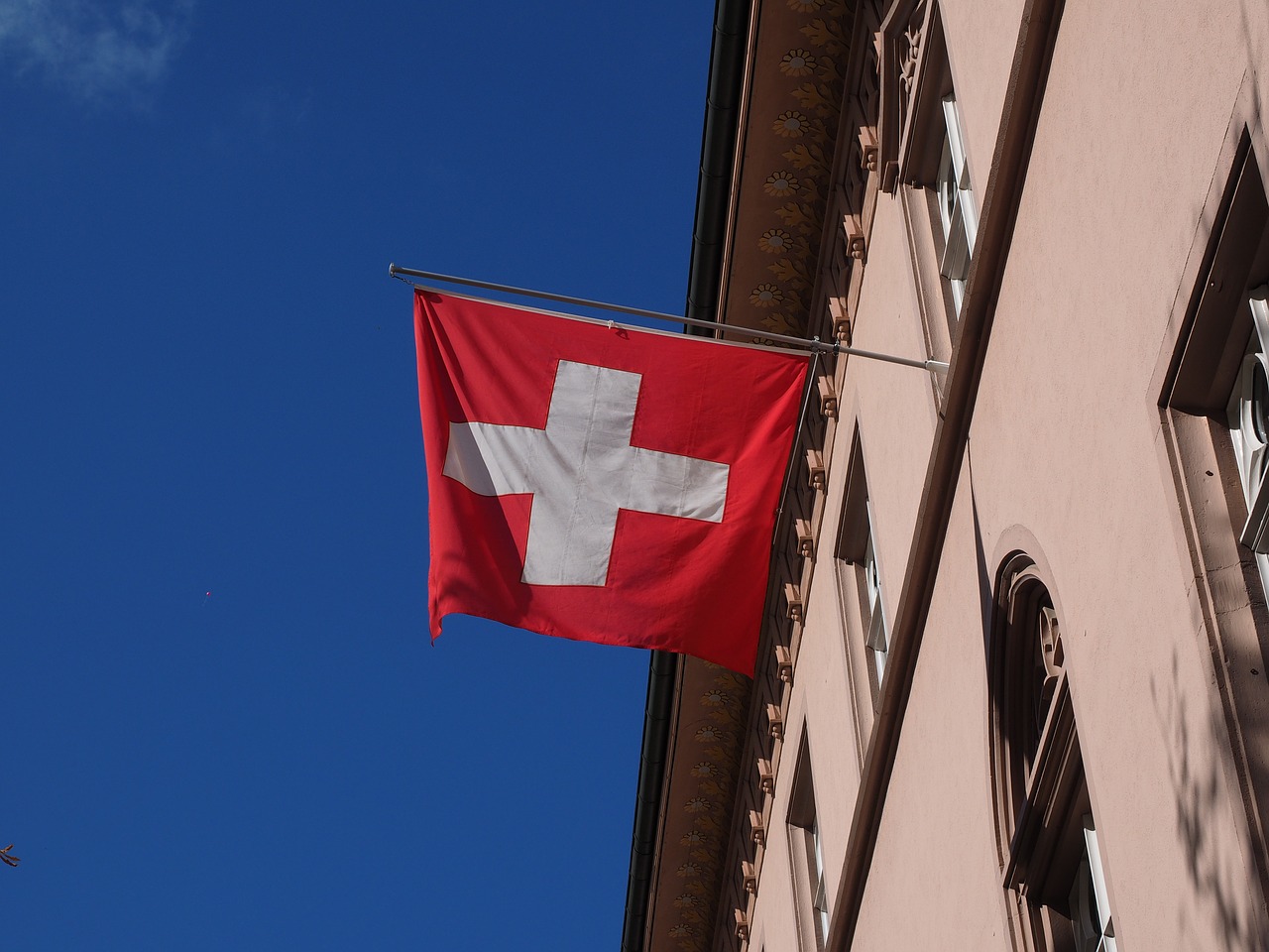Le variant britannique de la covid-19 a été détecté dans la République et Canton du Jura, en Suisse. Cinq cas ont été recensés actuellement. Les autorités sont très inquiètes.