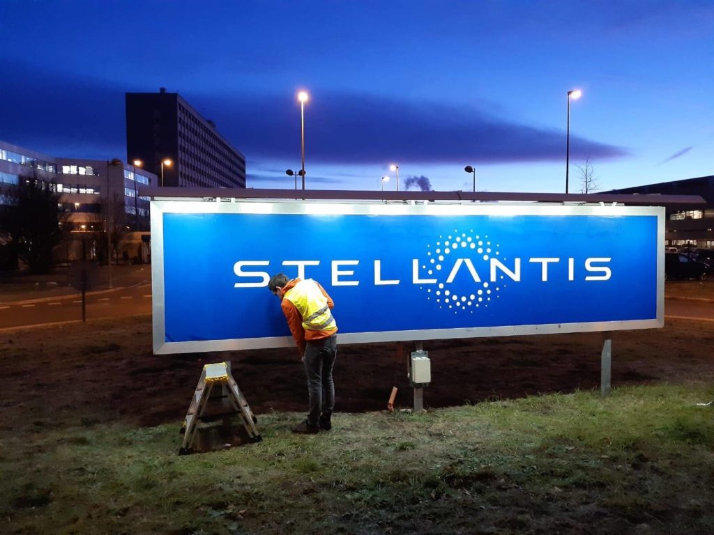 Les couleurs de Stellantis installé sur l'usine de Sochaux ce mardi 19 janvier.