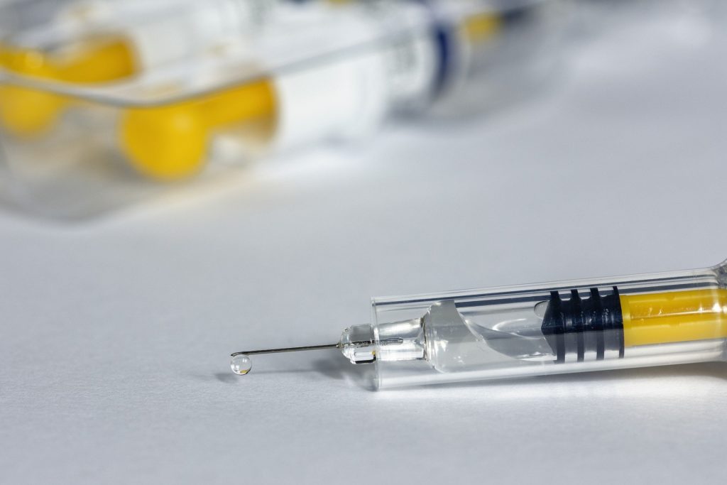 14 000 doses de vaccin Moderna et 30 000 doses de vaccin Pfizer sont livrées cette semaine, selon l'ARS. Image par Willfried Wende de Pixabay 