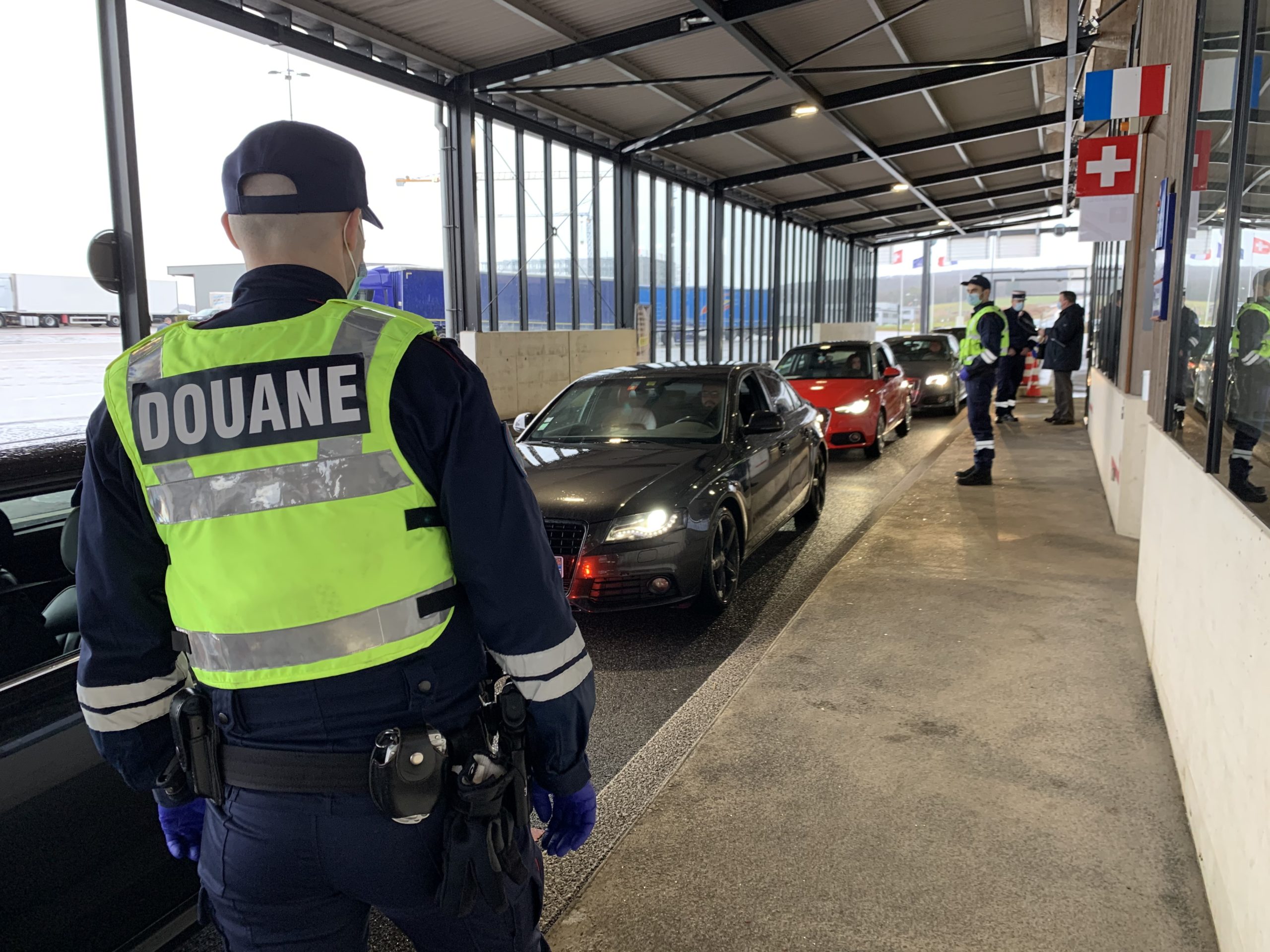 Les gendarmes mobiles travaillent en collaboration avec les services des douanes.