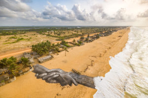 Fresque réalisée par Saype à Ouidah, au Bénin, 10e étape de Beyond walls.