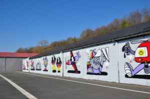 L'aérodrome du pays de Montbéliard a restauré ses hangars, en les décorant avec de grandes fresques.