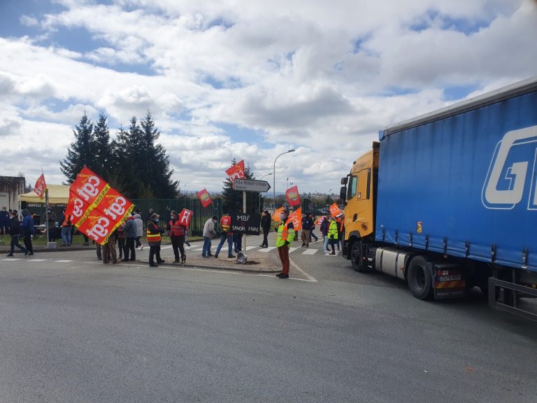 Les salariés jurassiens de MBF interpellent la direction de Stellantis à Sochaux.