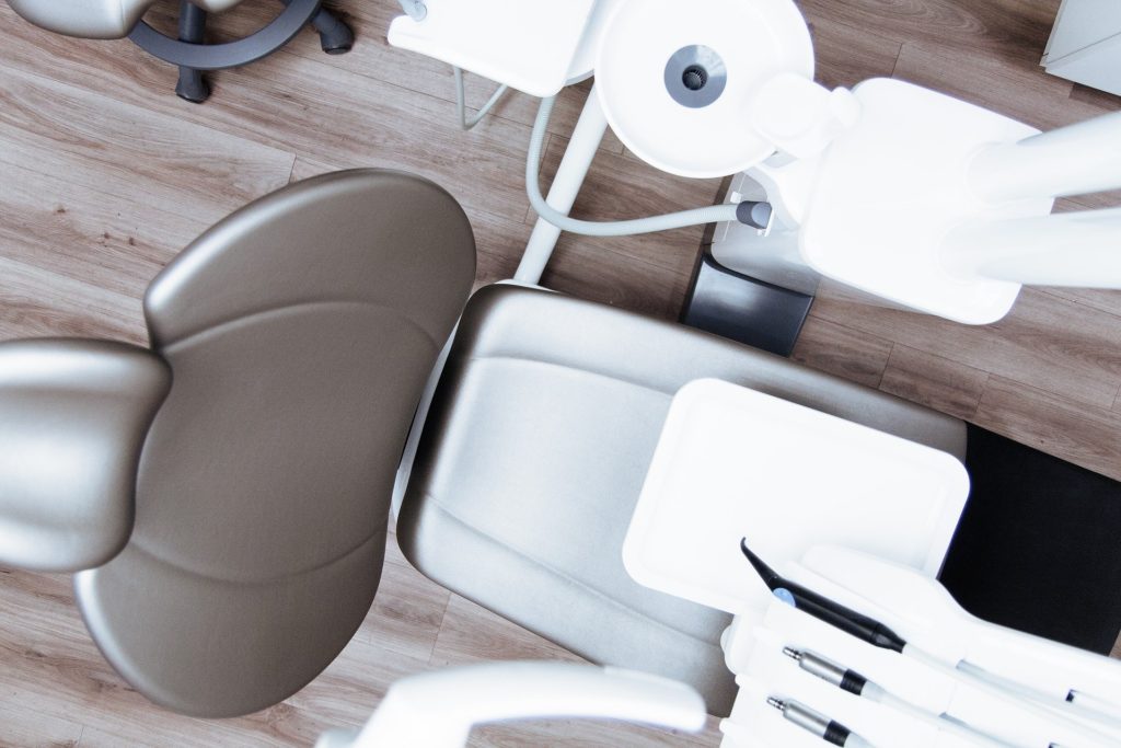Image illustration d'un fauteuil de cabinet dentaire.