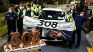 Une banderole a suivi toutes les étapes de production du dernier exemplaire de la Peugeot 308 fabriquée à l'usine Stellantis de Sochaux, du ferrage au montage en passant par la peinture.