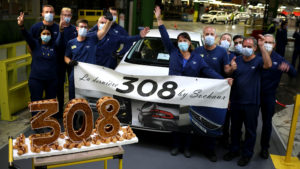 Une banderole a suivi toutes les étapes de production du dernier exemplaire de la Peugeot 308 fabriquée à l'usine Stellantis de Sochaux, du ferrage au montage en passant par la peinture.