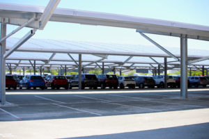 Engie Green construit une ferme solaire de 22 ha, en ombrières, sur le parking des expéditions de l'usine Stellantis de Sochaux.