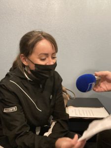 Les stagiaires de l'E2C interrogent les salariés de la Poudrière pour concevoir un podcast.