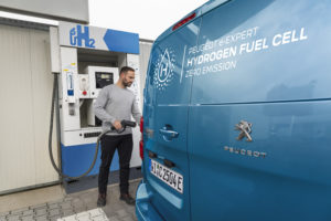 Le premier Peugeot e-EXPERT Hydrogen est sorti de la ligne de production de Rüsselsheim, en Allemagne, le 13 décembre 2021 (©Stellantis).