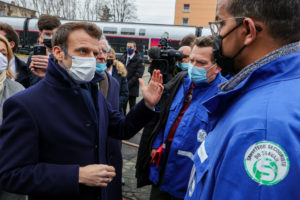 Emmanuel Macron a échangé avec les représentants du personnel, ici Laurent Santoire et Saïd Bersy, de la CGT de l'entité nucléaire de General Electric.