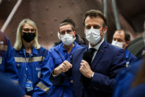 Emmanuel Macron a échangé avec une vingtaine de salariés de General Electric.