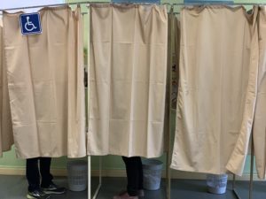 Isoloirs, dans un bureau de vote, à Belfort. | ©Le Trois – archives