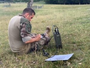 Communication en morse pour cet opérateur radio de la 4e compagnie du 35e régiment d'infanterie, en aguerrissement dans les Vosges (©TQ).