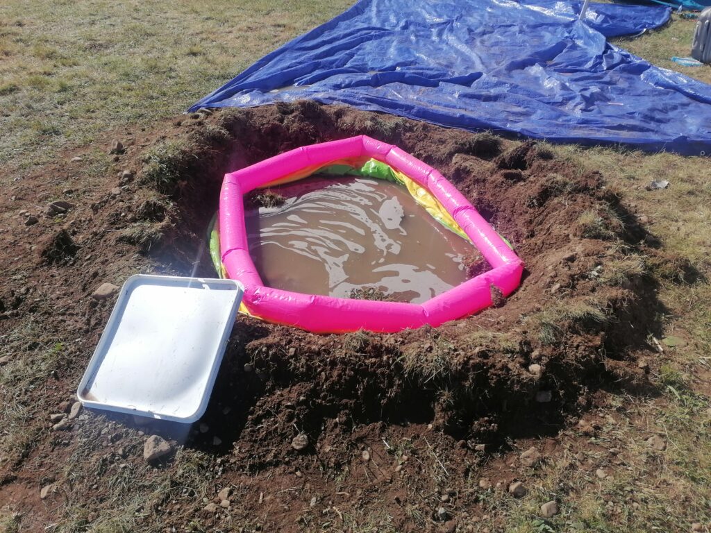 Les campeurs ont même eu le temps de construire une piscine creusée