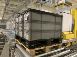L'usine Stellantis de Sochaux dispose d'un transtockeur unique au monde pour son flux logistique (©TQ).
