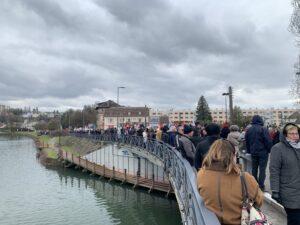 Sur le pont Armand Bermont, les manifestants ne tiennent pas tous. Ils sont nombreux à patienter à l'autre bout.
