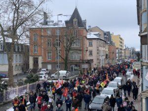 La première manifestation de la mobilisation contre la réforme des retraites a rassemblé des milliers de personnes à Belfort, ce jeudi 19 janvier (©Le Trois – Thibault Quartier).