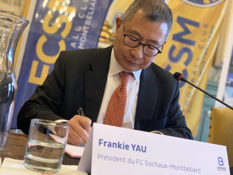 Frankie Yau, président du FCSM, n°2 de Nenking, signe l'achat des 87 ha de la ZAC des Plutons à Bourogne (©Le Trois – Thibault Quartier).