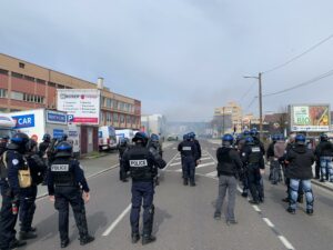 Les forces de l'ordre tirent des grenades lacrymogènes. Les manifestants décident de longer la rue du Rhône pour les éviter.