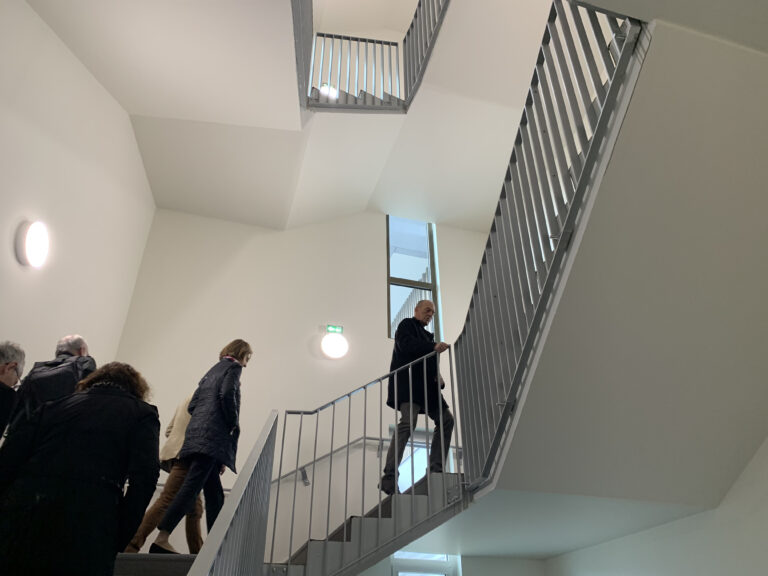 Escalier traversant les quatre niveaux du conservatoire.