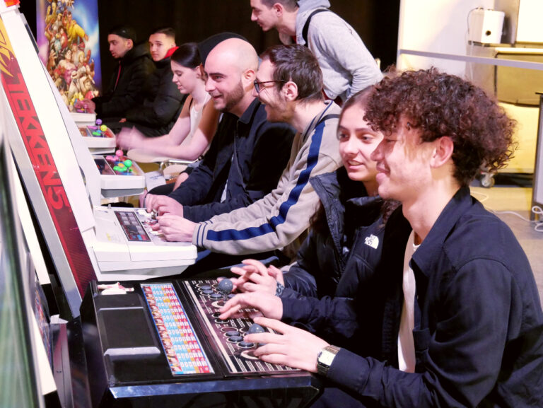 Les gamers ont sauté sur l'occasion de jouer aux bandes arcades | Le Trois – Tessa Photography