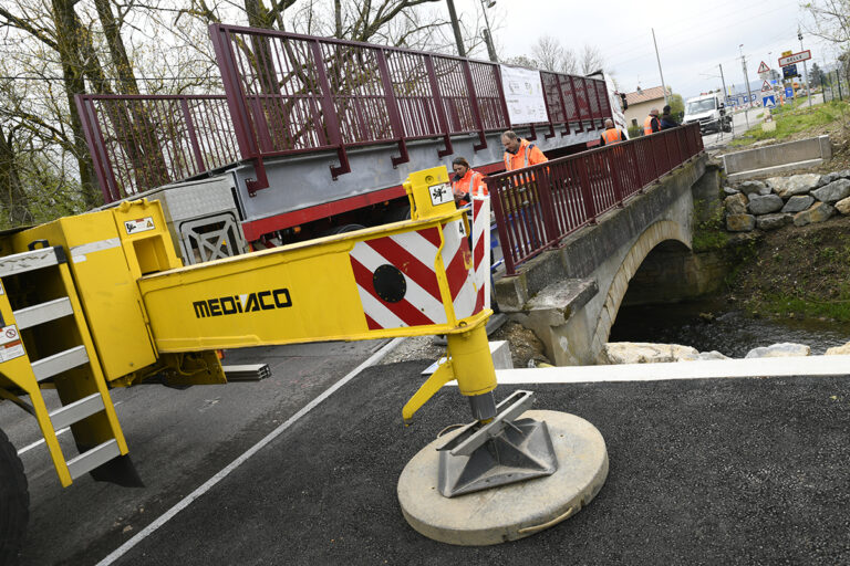 La passerelle doit être installée à droite du pont pour créer une liaison cyclable. ©Jean-François Lami