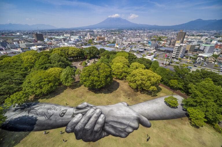 La 17e étape du projet Beyond walls de Saype s'arrête au Japon, ici à Fuji (©Saype).