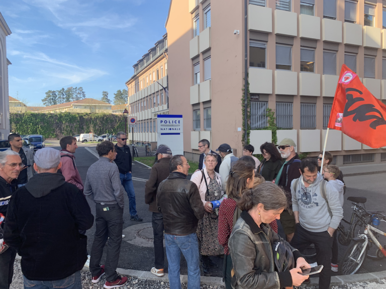 Une vingtaine de militants s'est réunie devant le commissariat de Belfort mercredi 3 mai et ont échangé avec le commissaire Cédric Richardet (©Le Trois – Thibault Quartier).