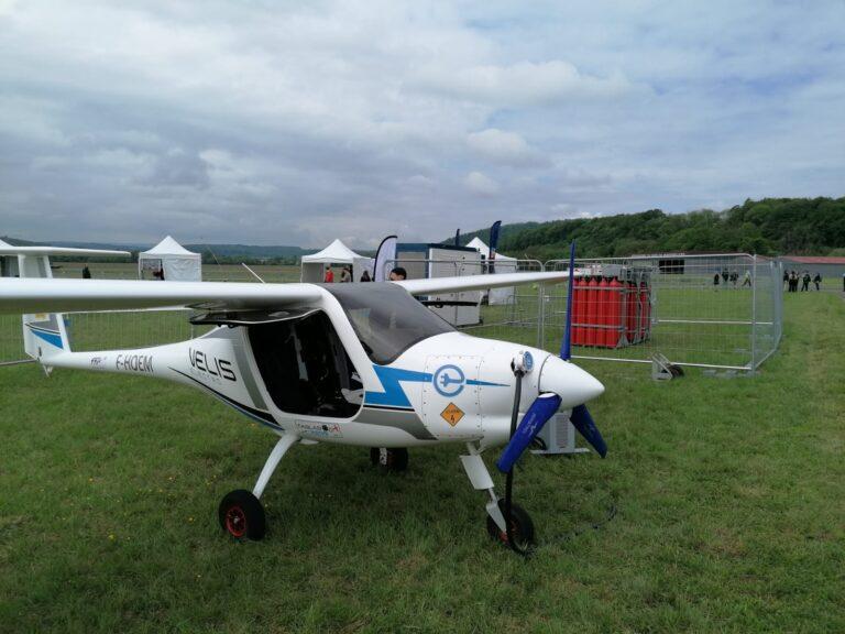 À l’occasion du meeting aérien de Montbéliard, le 14 mai, H2SYS a assuré plusieurs fois la recharge d’un avion électrique avec son générateur Thytan130 (©H2SYS).