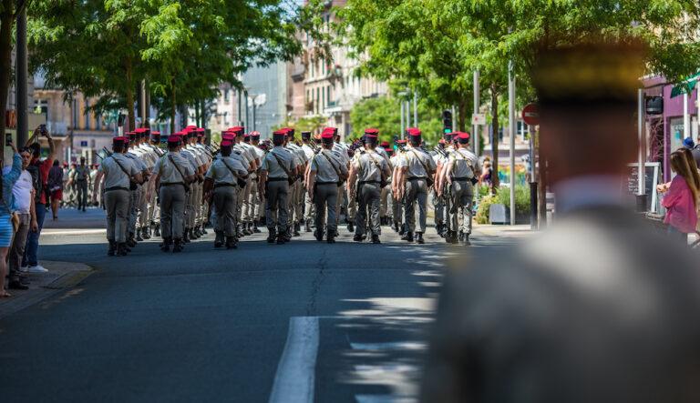 Un défilé a été organisé dans le centre de Belfort, le 2 juin 2023, à l'occasion de la passation de commandement du chef de corps du 35e régiment d'infanterie de Belfort (©35e RI).